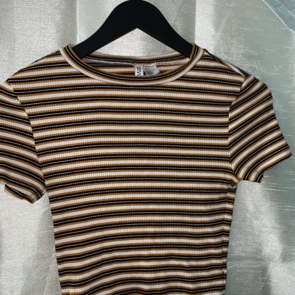 black, gold, and white striped t shirt! 💛🖤🤍